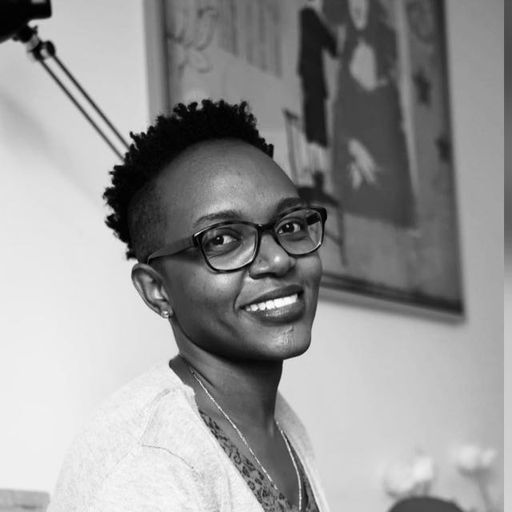 Frau lächelt in die Kamera