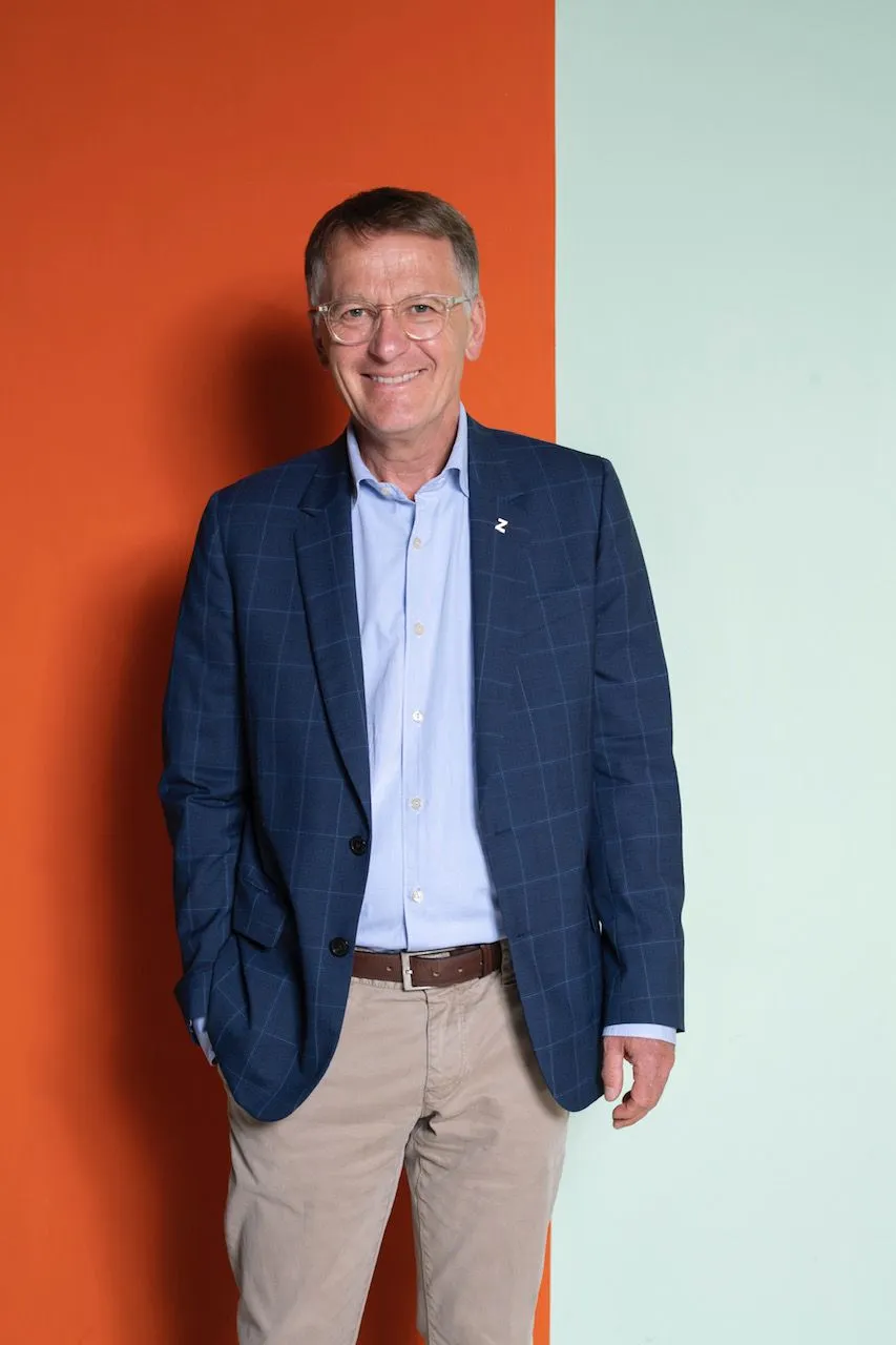 Mann lächelt in die Kamera