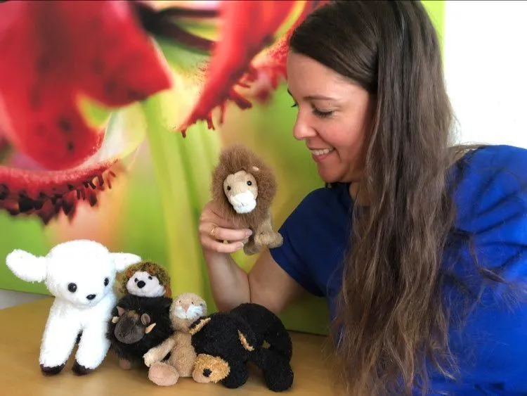 Frau mit kleinen Plüschtieren