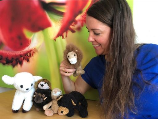 Frau mit kleinen Plüschtieren