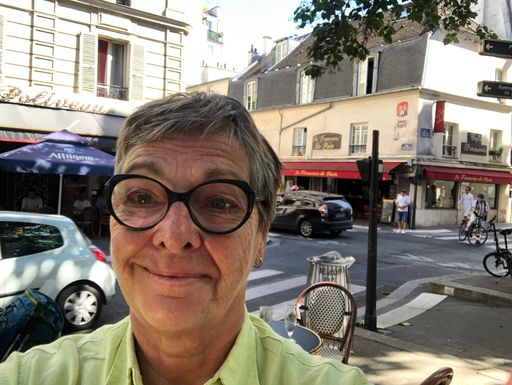 Selfie einer Person auf einer Strassenkreuzung.