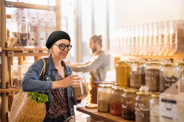 Frau mit Vorratsglas in Unverpacktpladen