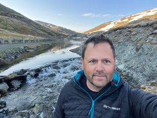 Person macht Selfie in den Bergen.