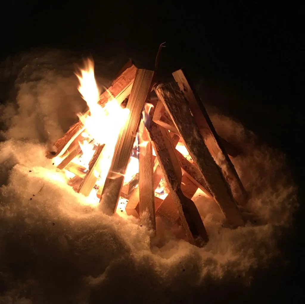 Ein Feuer draussen in der Nacht.