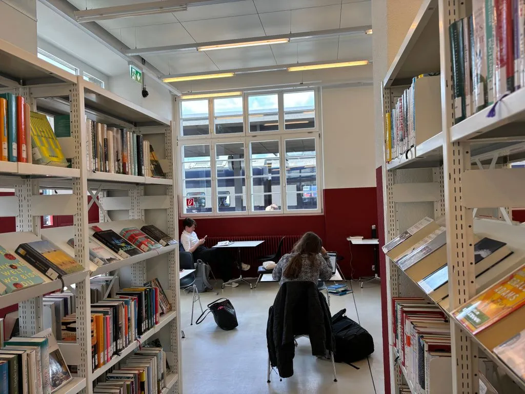 Bücherregale in Bibliothek.