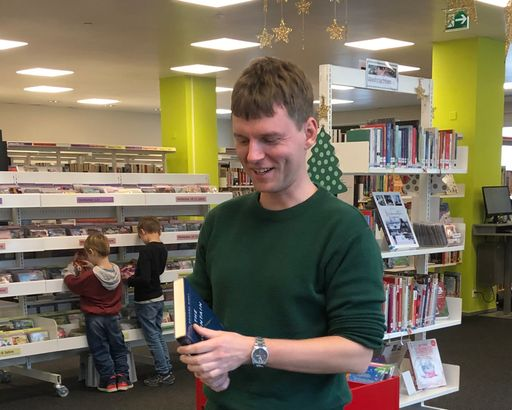 Junge Person in Bibliothek.