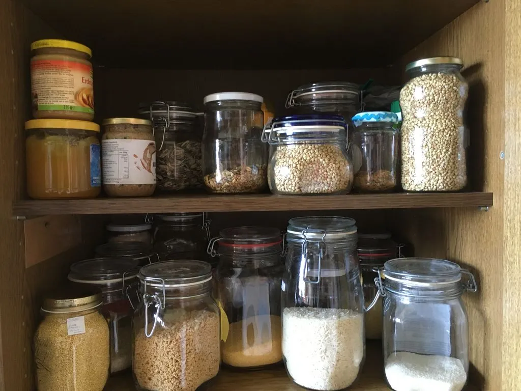 Ein Vorratsschrank mit vielen Gläsern.
