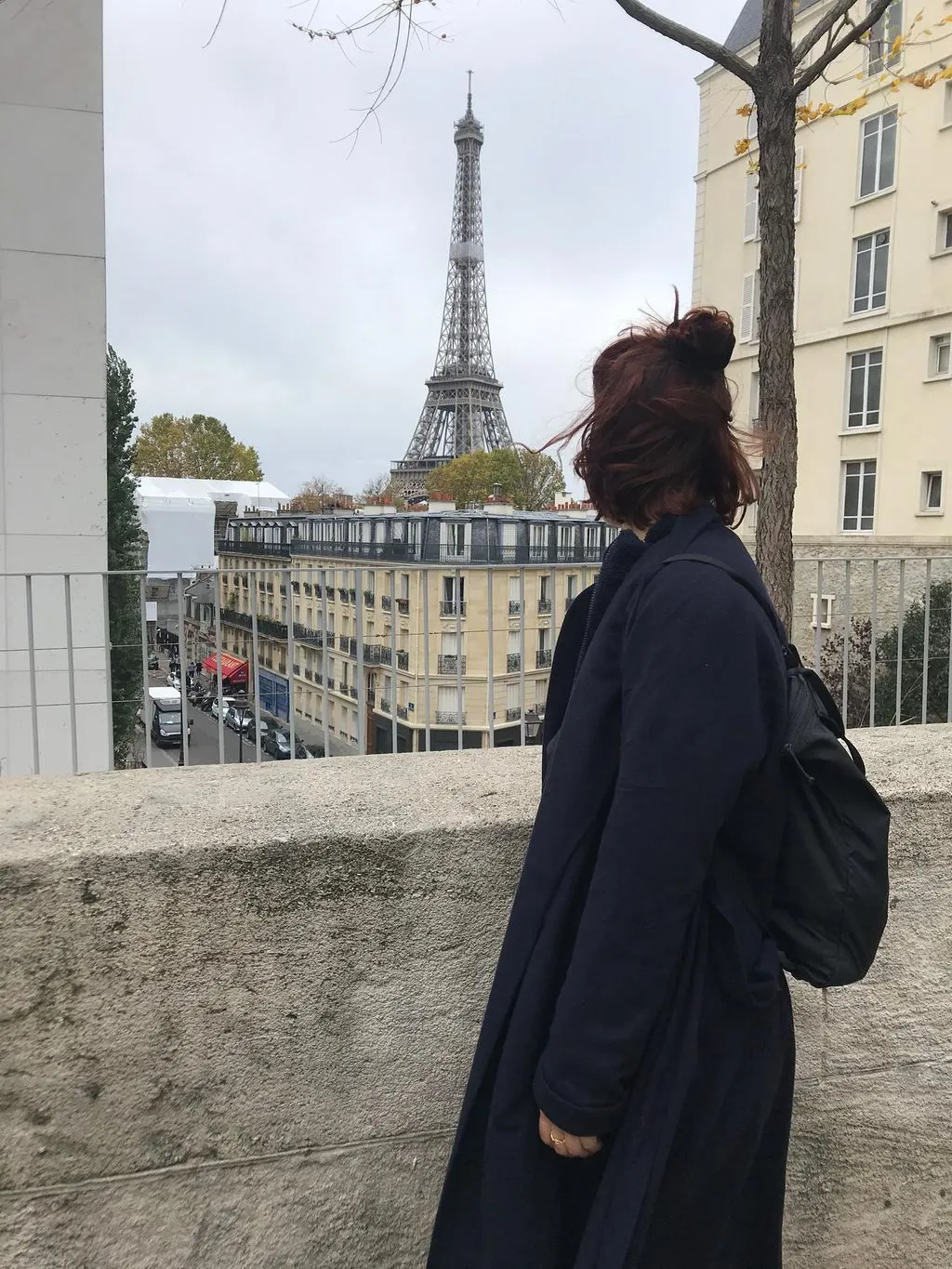 Junge Frau blickt auf Eiffelturm
