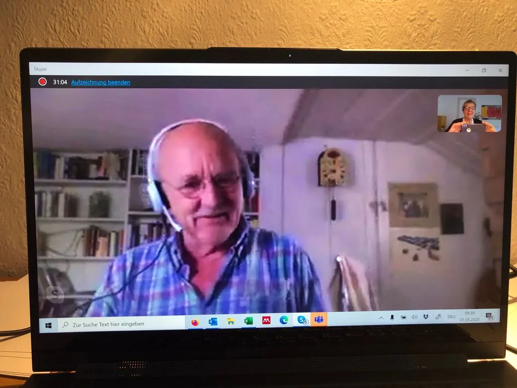 Älterer Mann in einem Videocall.