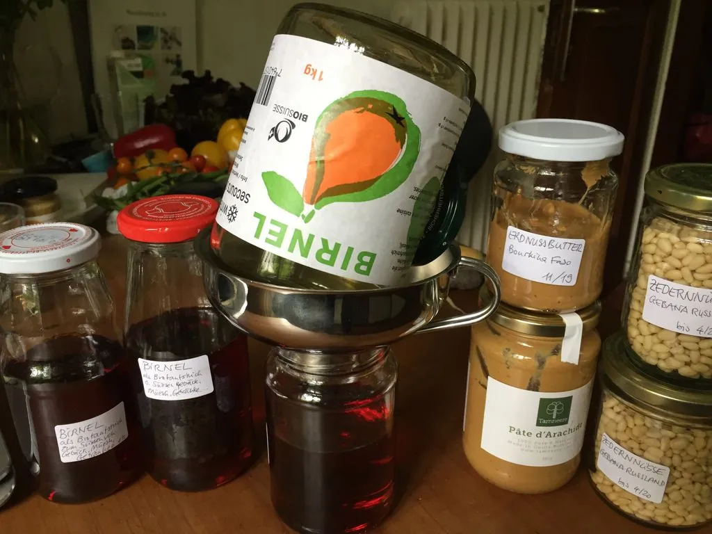 Eine Sammlung an Gläsern mit Birnel und Erdnusscreme.