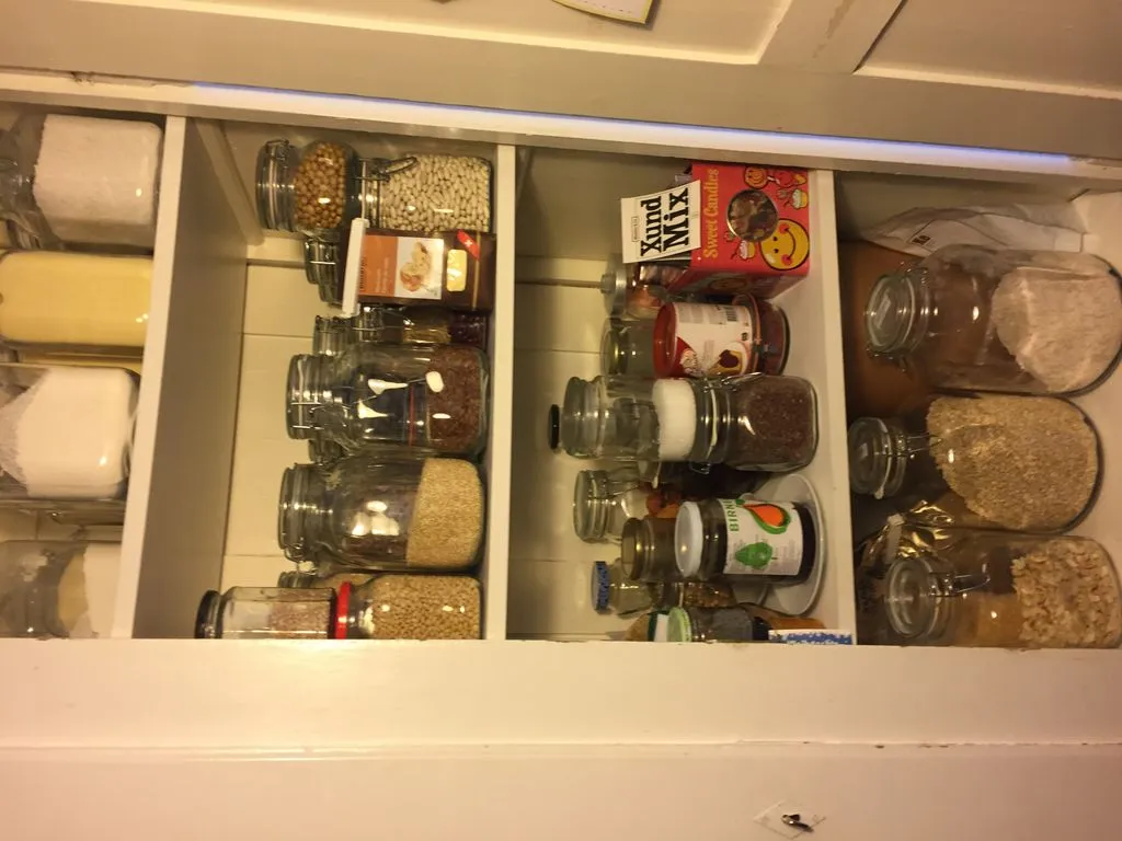 Ein Vorratsschrank mit Gläsern.