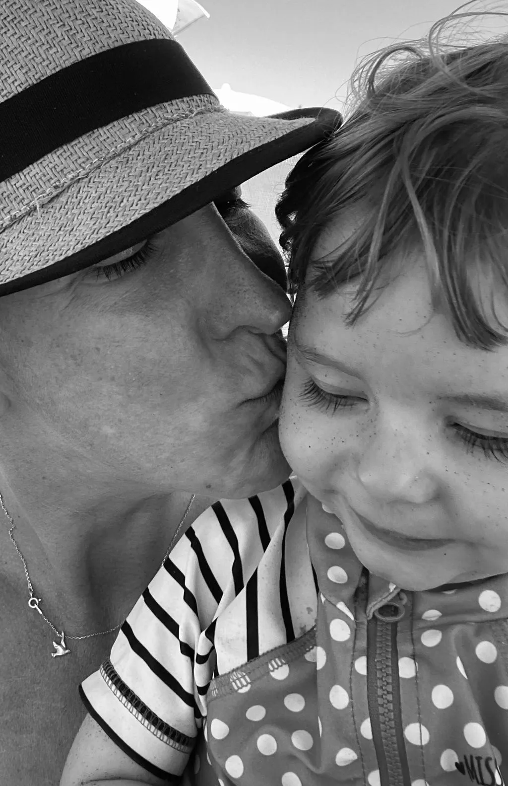 Mutter gibt ihrem Kind einen Kuss.