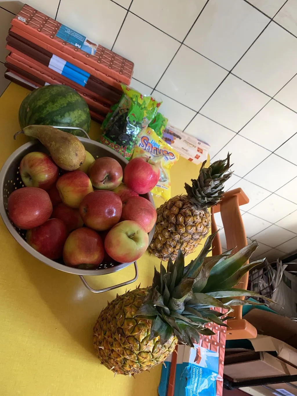 Ein Tisch mit Früchten und anderen Lebensmitteln.