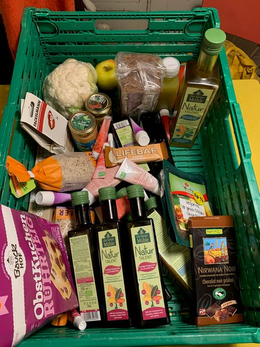 Eine Kiste voller unterschiedlicher Lebensmittel.