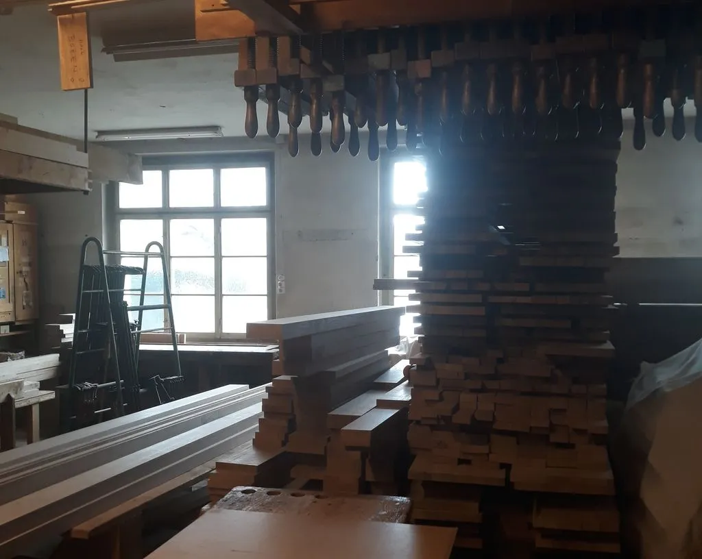 Gestapelte Hölzer in einer alten Werkstatt