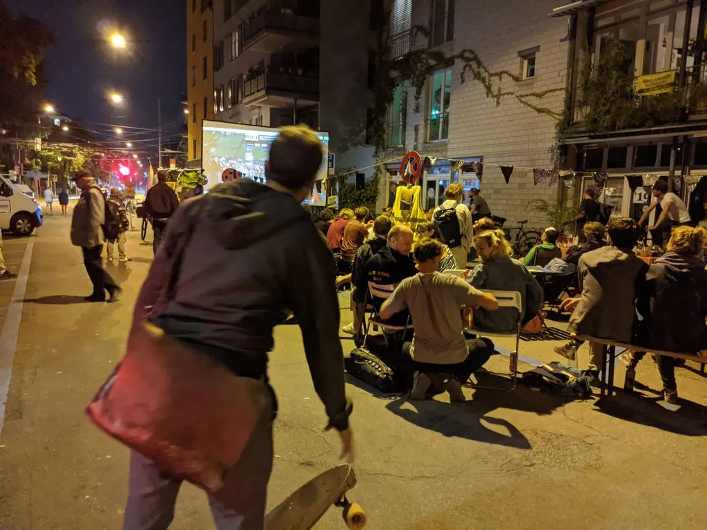 Mann mit Skateboard an Strassenfest mit Kino