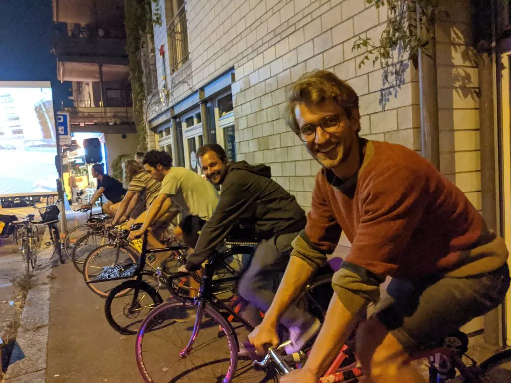 Junge Personen auf Fahrrädern, die an Generator angeschlossen sind.